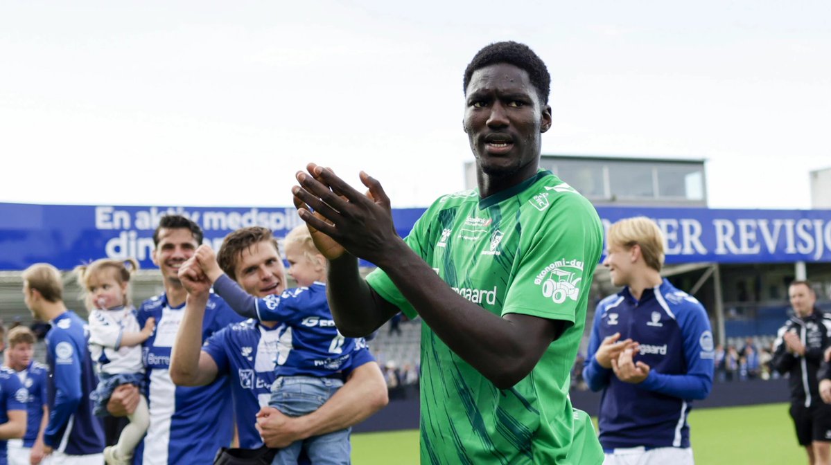 NordiskFootball's tweet photo. L'officialisation de Mamour Ndiaye arrive bientôt à l'ASSE !⌛️ Alors pour patienter, voici notre analyse du gardien de but sénégalais !👀

✍️@NordiskScout 

Cela faisait longtemps qu'un gardien du championnat norvégien n'avait autant fait parler de lui.💬

Le Sénégalais a été formé à l'Oslo Football Académie, un club qui a notamment vu passer des joueurs comme Krépin Diatta. Après un essai concluant fin 2023, direction la Norvège !✈️

Il s'impose dans les cages de Sarpsborg dès la saison 2025 et, depuis, ne les a plus jamais quittées.✅

C'est un gardien moderne, excellent sur sa ligne, avec une capacité unique à stopper les frappes en réduisant au maximum la distance avec le tireur.🎯

Des appuis très courts et une détente parfaite, notamment sur sa gauche, lui confèrent un degré de performance assez élevé par rapport à ses concurrents en Eliteserien. Il est aussi plutôt performant dans les airs, dominateur sans avoir peur du contact.👊

L’autre point positif, c’est son caractère. Il est très compétitif, se fait entendre par ses défenseurs mais aussi par les attaquants adverses qui osent s'approcher de sa zone.🗣️

Un caractère qui l'amène à prendre des décisions parfois farfelues balle au pied, symbole, là encore, d'une identité de gardien moderne et de premier relanceur de son équipe.🔥

Ses points faibles résident dans ses prises de balle, peu calculées, qui atterrissent assez souvent dans des zones dangereuses. Aucun problème sur les frappes lourdes, mais son organisation lors des frappes à ras de terre et à mi-hauteur mérite d'être améliorée.📈

Son jeu au pied est également perfectible. Il est habitué aux longs coups de pied tendus, sur transition, souvent peu précis mais redoutablement efficaces pour lancer très vite les attaquants restés à la ligne médiane.🏃‍♂️

Il doit gagner en polyvalence dans ce domaine, même si, à Sarpsborg, l'idée était davantage de ressortir proprement de la défense que d'envoyer de longs ballons vers l'avant.☄️

On peut ajouter qu'il adore tirer les penaltys. Bizarre non ? Mais… il faut croire que si. Un évènement nous avait marqués à ce propos durant l’été 2025 en Coupe de Norvège.🏆

Après avoir rendu fous les attaquants de Rosenborg lors d'une séance de tirs au but (deux arrêts), il prend ses responsabilités et transforme le penalty de la victoire en prenant à défaut Sander Tangvik d'un plat du pied puissant, dans la petite lucarne gauche. Et tout cela en quart de finale. Surprenant.😎

À 20 ans, il a tout pour devenir un gardien exceptionnel. Il lui reste encore une certaine immaturité dans sa capacité à gérer certaines situations, mais la base est bien présente. La Ligue 2 pourrait être une belle occasion pour lui de développer sa fiabilité !🇫🇷