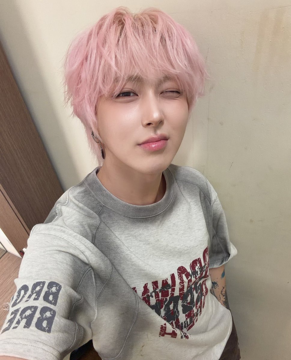 ONEWE_YH's tweet photo. 원위 뉴헤어🖤 https://t.co/hHQqCISl95