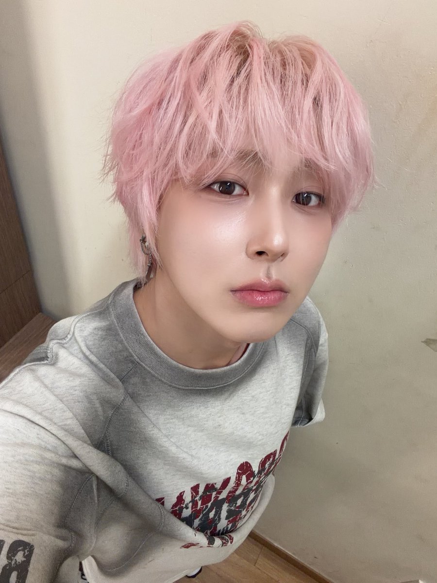 ONEWE_YH's tweet photo. 원위 뉴헤어🖤 https://t.co/hHQqCISl95