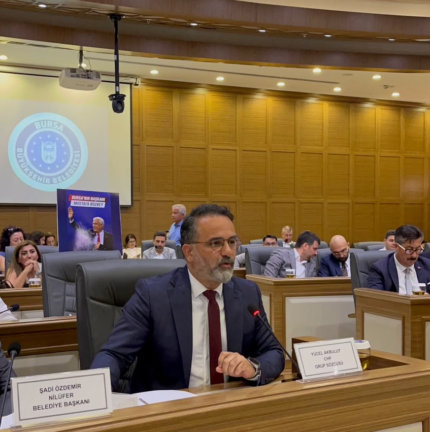 yamankaya's tweet photo. ⭕ Atanmış butlancıların atadığı başkan yine tanınmadı, #Bursa Büyükşehir'de tansiyon arttı 👇 

➖ Mutlak butlancıları mutlak olarak tanımamaya devam eden Bursa örgütünde CHP'li meclis üyeleri dünkü büyükşehir meclisinden önce seçilmiş İl Başkanı Nihat Yeşiltaş'ın başkanlığında Fomara'daki yeni il binasında toplandı.

➖ Grup kararlarını atanmış değil, seçilmiş yönetim aldı.

➖ Mazeret bildirenlerin dışında belediye başkanları dâhil herkes oradaydı.

➖ 17 ilçe başkanı da zaten butlancılardan yana tavır almamıştı.

➖ Hiçbir zaman seçilerek il başkanı olmayan...

➖ Daha önce İsmet Karaca'nın istifasıyla başkanlık koltuğuna oturan...

➖ Yeşiltaş'ın 323 oyla farkla kazandığı 2023'teki il kongresinde 3 adaylı yarışı sonuncu tamamlayan...

➖ 17 Haziran itibarıyla atanmış butlancılar tarafından başkanlığa atanan Turgut Özkan'ın Bursa'da malum kesim dışında kimsenin il başkanlığını yapamayacağını dünkü grup toplantısı bir kez daha ortaya çıkardı.

➖ Nereye hizmet ettiği tescilli anlayışın bazı hesapları tutmadı.

➖ CHP'ye mutlak butlan kararıyla çöreklenen kontrollü yıkım ekibinin mevcut düzen için büyük tehdit oluşturan değişim iradesinden Bursa'da bir parça dahi koparamaması kayda değer açıkçası.

➖ CHP'nin donanımı ve duruşuyla dikkat çeken başarılı Grup Sözcüsü Avukat Yücel Akbulut'un ulusal gündeme dair verdiği mesajlar son derece çarpıcıydı:

➖ "Protesto etmek, hükûmeti eleştirmek, NATO'ya karşı olmak suç değildir. NATO'yu desteklemek de suç değildir. Demokrasi, yalnızca iktidarın hoşuna giden düşüncelerin ifade edildiği bir rejim değildir. Demokrasi, iktidarın hoşuna gitmeyen düşüncelerin de özgürce dile getirilebilmesidir."

➖ "Bir insanın suç işlediğine ilişkin somut bir delil varsa elbette gereği yapılır ama eyleme katılabilir, protesto edebilir, ileride suç işleyebilir denilerek insanları özgürlüğünden mahrum bırakırsanız, artık fiilleri değil ihtimalleri cezalandırmaya başlarsınız."

➖ "İhtimallerin cezalandırıldığı yerde hukuk devleti kalmaz."

➖ "Üniversitenin hocasını paraşütle indirirseniz orada bilim, gazeteciyi susturursanız hakikat, avukatı susturursanız savunma, hâkimi bağımsız bırakmazsanız adalet kalmaz."

➖ "Bugün karşı karşıya olduğumuz bütün bu olayların ortak bir noktası vardır. İktidar; eleştiriyi tehdit, protestoyu suç, muhalefeti düşman, yargıyı ise siyasal tercihlerini onaylayan bir makam olarak görmektedir. Oysa devlet ile iktidar aynı şey değildir."

➖ "İktidarlar geçicidir, devlet kalıcıdır. Yargı, iktidarın değil, devletin yargısıdır. Polis, bir siyasi partinin değil, milletin polisidir. Üniversite, hükûmetin propaganda merkezi değil, bilimin evidir. Tarih dersleri de bir siyasi iktidarın ideolojik tercihine göre yeniden yazılabilecek metinler değildir."

➖ İşten çıkarmalarla ilgili yaşanan polemik nedeniyle tansiyon yükseldi.

➖ #CHP'li meclis üyeleri salonu terk etti. 👇

🔗 https://t.co/eNQvZd9dvL
