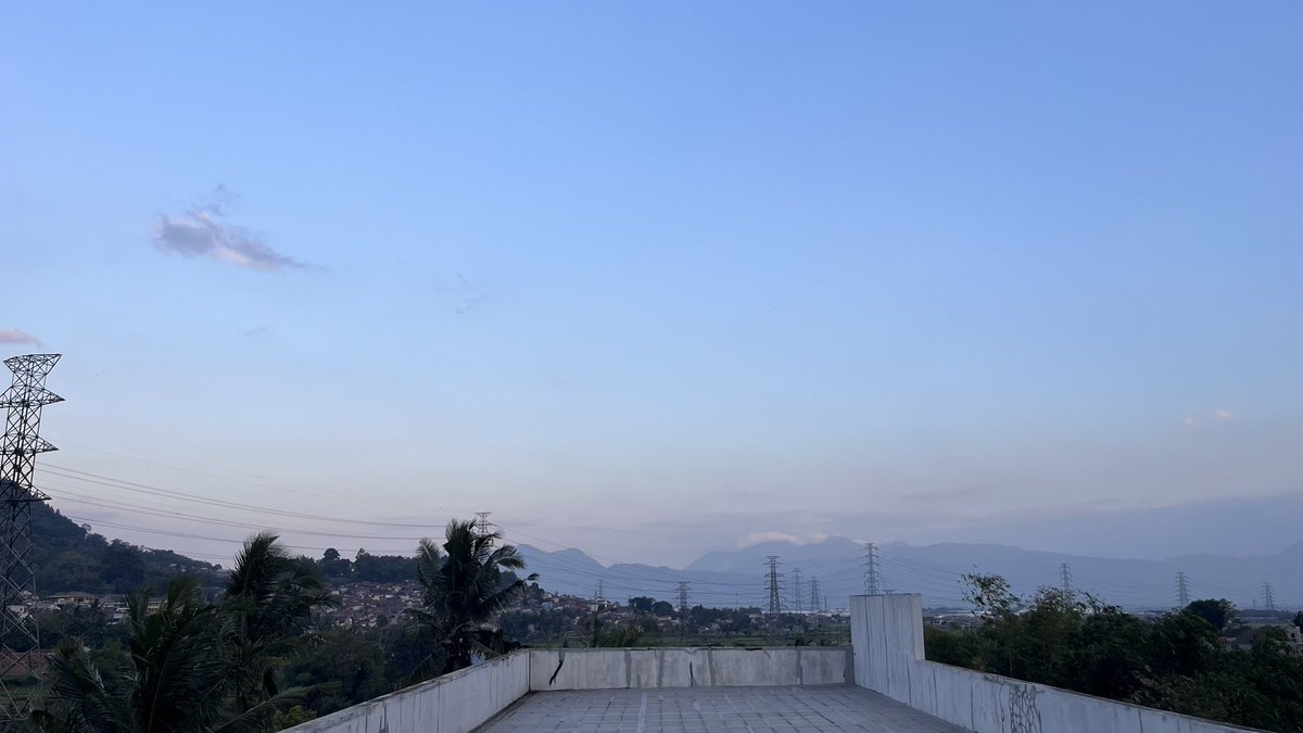 Eltanoir's tweet photo. bye bye my lovely view… https://t.co/DPXAWkdqF9