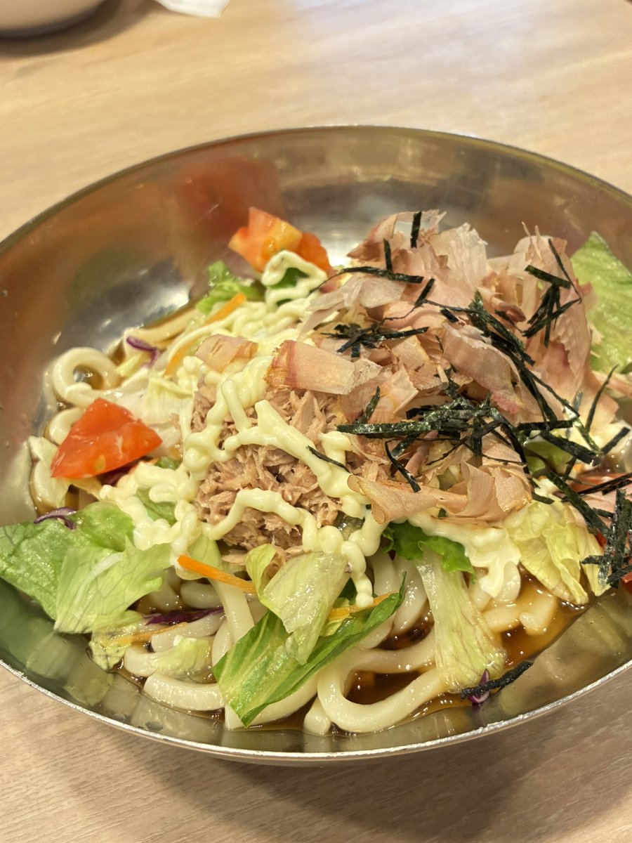 gdchouchou's tweet photo. ガストの初代和風サラダうどんが復活してる！めっちゃ懐かしい🥹🥹🥹高校生の頃、めっちゃ食べたわ〜🥹しめじが入ってた記憶があるねんけど……記憶違いかな🤔

 #ガスト
 #和風サラダうどん https://t.co/IGf6TopdbI