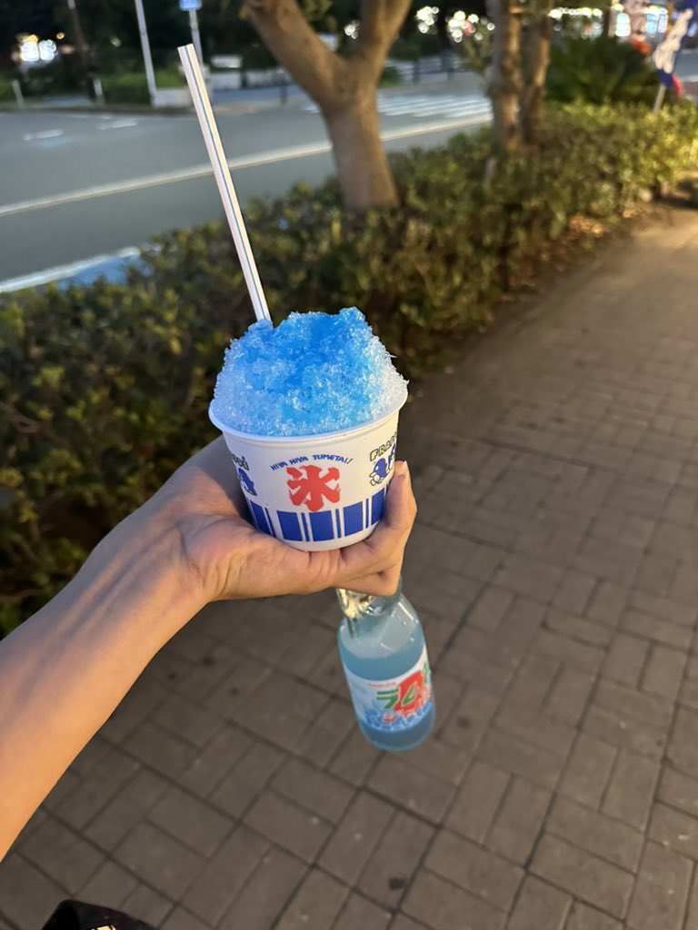 kysymr's tweet photo. ラムネとかき氷片手に花火 https://t.co/MxOOnqycwb