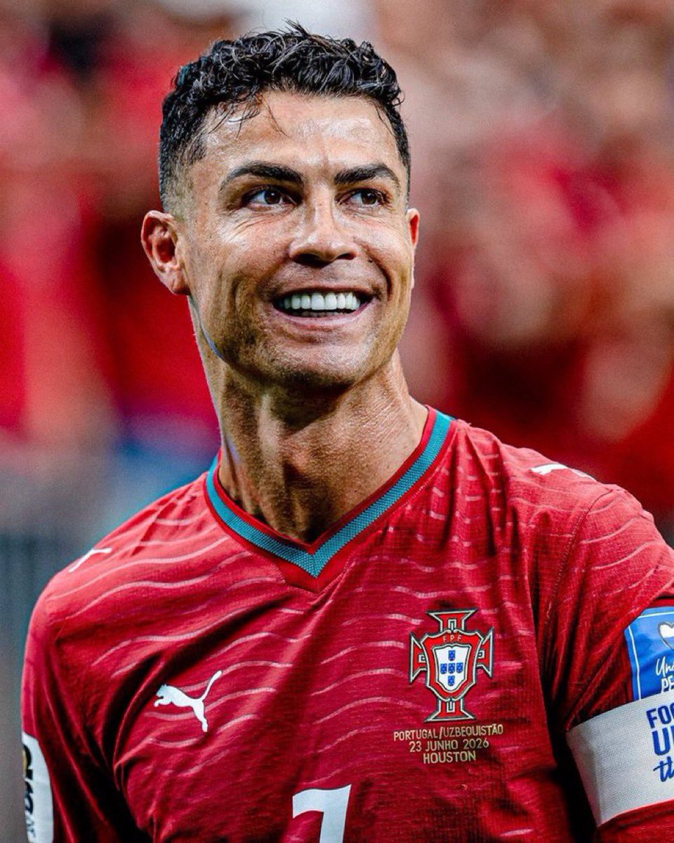 iuijn's tweet photo. من الأكثر تحقيقاً للانجازات الفردية ؟ 

- ميسي 53 
- كرستيانو 33 

من الأكثر تحقيقاً للبطولات ؟ 

- ميسي 47 
كرستيانو 36 

من الأكثر مساهمة تهديفياً ؟ 

- ميسي 1330 
- كرستيانو 1200 

من اكثر تحقيقاً لجائزة رجل المباراة 

- ميسي 397 
- كرستيانو 176 

بطولات ميسي مع برشلونة فقط اكثر من بطولات كرستيانو مع جميع الأندية التي مثلها الريال واليونايتد واليوفنتوس ولشبونة والان النصر 

بأي احقية تقول ميسي مدلل الفيفا ؟ لو تدبل تاريخ وانجازات المنتهي كرستيانو ماراح يوصل حتى مواصيل الاسطورة ميسي 😅