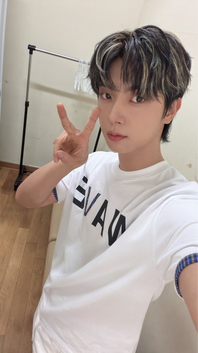 zeegu__'s tweet photo. 아ㅜ!!!!!!!!!아씨발!!!!!!!!!!!!으아ㅏㅜ!!!!!!!!!!!!!야미친얼굴씨발 오ㅡㅏ 미친 진짜 와 https://t.co/FBUAhd509H