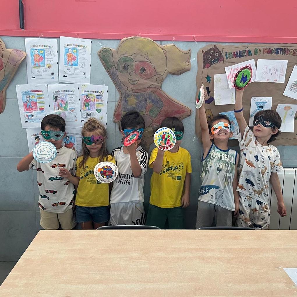 ActivaRedes's tweet photo. 🎬🦸‍♂️🦸‍♀️ ¡Fin de una semana de película en el Campamento de Verano @jesuitasrioja ! 🌞
Cine, cómics, superhéroes, manualidades, retos y muchas sonrisas. 🎨✨
¡Gracias a todos los niños y niñas por hacerlo tan especial! 💛
#CampamentosActiva #Verano2026 #ActivaRioja #NosGustaEducar https://t.co/mad8weYwoy