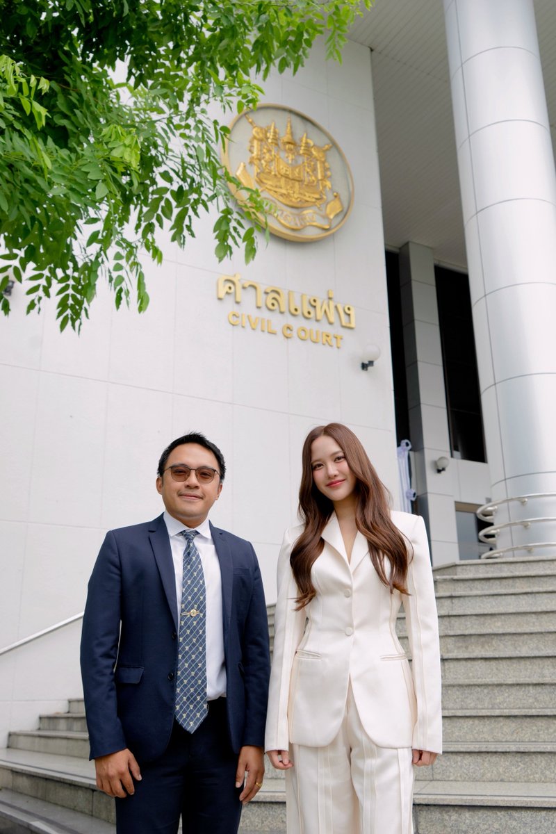 TripleclickTH's tweet photo. ฟรีน สโรชา เข้าไกล่เกลี่ยคดีกับอดีตต้นสังกัด เจรจาหาข้อยุติ เหตุบริษัทเก่าค้างเงินค่าจ้าง ศาลแพ่งนัดไกล่เกลี่ยอีกรอบ ฝ่าย ฟรีน หวังคดีจบด้วยดี

#srchafreen

กรณี บริษัท โซเลน เอ็นเตอร์เทนเมนท์ จำกัด ต้นสังกัดและบริษัทของ “ฟรีน สโรชา จันทร์กิมฮะ” ศิลปินนักแสดงชื่อดัง ออกแถลงการณ์ว่า บริษัท ไอดอล แฟคทอรี่ จำกัด อดีตต้นสังกัดเก่าของ “ฟรีน สโรชา” ค้างเงินค่าจ้าง มูลค่าที่ยังค้างจ่ายคงเหลือประมาณ 8 ล้านบาท โดยยื่นฟ้องต่อศาลแพ่ง เพื่อเรียกร้องเงินค่าจ้างจากอดีตต้นสังกัดเก่าตามที่ปรากฏเป็นข่าวไปแล้ว

ความคืบหน้าคดีนี้ ที่ศาลแพ่ง ถนนรัชดาภิเษก เมื่อเวลา 09.00 น. วันที่ 10 กรกฎาคม 2569 ศาลนัดไกล่เกลี่ยข้อพิพาท ระหว่าง ฟรีน สโรชา จันทร์กิมฮะ โจทก์ ยื่นฟ้อง บริษัท ไอดอล แฟคทอรี่ จำกัด เป็นจำเลย เรื่องสัญญาค่าจ้าง เรียกร้องค่าจ้างและส่วนแบ่งรายได้ตามสัญญา ที่ยังไม่ได้รับตามข้อตกลง รวม 8 ล้านบาทเศษ 
สำหรับนัดไกล่เกลี่ยวันนี้ ฝ่ายโจทก์และจำเลยได้เข้าร่วมกระบวนการไกล่เกลี่ยตามนัด โดย ฟรีน สโรชา เดินทางมาพร้อมกับ นายไพศิษฐ์ มุนิสชานนท์ (ทนายเจนไพศิษฐ์) ทนายความส่วนตัว เข้าเจรจา ยื่นข้อเสนอ เพื่อหาแนวทางยุติข้อพิพาทร่วมกัน อย่างไรก็ตาม การเจรจาไกล่เกลี่ยในวันนี้ยังไม่สามารถหาข้อยุติได้ โดยทั้งฝ่าย ฟรีน สโรชา ขอนำข้อเสนอจากฝ่ายอดีตต้นสังกัดไปพิจารณาอีกครั้ง
ภายหลัง ฟรีน สโรชา เปิดเผยว่า ยังคงหวังว่าข้อพิพาทครั้งนี้จะสามารถหาข้อยุติได้ด้วยดี หากสามารถตกลงกันบนพื้นฐานของความเป็นธรรมและเคารพสิทธิของทุกฝ่าย ก็ถือเป็นผลดี แต่หากไม่สามารถตกลงกันได้ ก็พร้อมให้กระบวนการยุติธรรมดำเนินการตามกฎหมายต่อไป