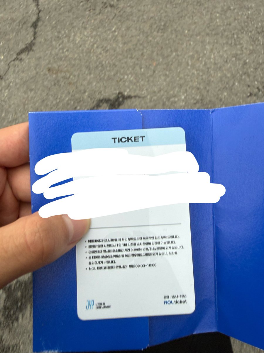 UymbEt's tweet photo. 明日分のチケットをオリンピック公園入口で拾いました。
名前も書いてあったので、スタッフの方に預けておきました。
無事見つかることを祈ります🙏
 #TWICE #TWICEソウルコン https://t.co/SPhiFmdKfo