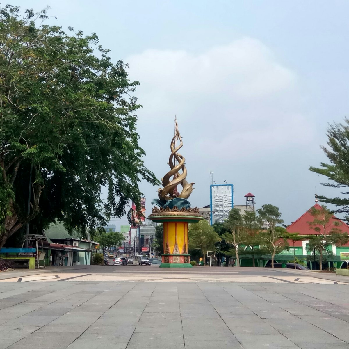 Belmnb's tweet photo. Pernah kepikiran gak sih?

Korupsi di Indonesia itu sebenarnya sudah ada sejak KAPAN?
Banyak yang bilang karena penjajahan Belanda.

Tapi faktanya... sudah tercatat di prasasti tahun 901 Masehi!

Petugas pajak zaman Mataram Kuno sudah mark-up luas sawah supaya rakyat bayar lebih banyak.

Bukti pertamanya ada di Prasasti Luitan (823 Śaka / 901 Masehi).

Prasasti tembaga ini ditemukan di Cilacap. Isinya menceritakan keluhan warga Desa Luitan kepada pejabat kerajaan.

Mereka bilang luas sawah mereka diukur terlalu besar oleh petugas pajak, sehingga pajak yang harus dibayar jadi lebih mahal.

Setelah diukur ulang, ternyata memang ada manipulasi. Petugas pajak menggunakan ukuran "tampah" yang lebih kecil supaya hasil pungutan lebih besar.

Jadi intinya:
Petugas pajak zaman Mataram Kuno sudah melakukan mark-up luas tanah → rakyat kena rugi → uang lebihnya masuk kantong sendiri.

Ini terjadi sekitar 600 tahun sebelum Belanda datang ke Nusantara.

Artinya korupsi bukan "penyakit" yang dibawa penjajah, tapi sudah ada sejak era kerajaan-kerajaan di Indonesia.

Bahkan di Bali Kuno juga ada kasus serupa.

Pada masa pemerintahan Raja Jayapangus, ada prasasti yang menyebutkan adanya korupsi berjamaah oleh para pemungut pajak yang sangat memberatkan masyarakat.

Menariknya, di masa kolonial ada satu gubernur jenderal yang cukup tegas terhadap koruptor.

Gubernur Jenderal **Herman Willem Daendels** pernah menghukum mati seorang kolonel bernama J.P.F. Filz pada tahun 1810 karena dianggap merugikan keuangan negara.

Tapi setelah Daendels, hukuman berat seperti ini jarang terjadi lagi.

Sekarang bandingkan dengan kondisi saat ini.

Menurut data Indonesia Corruption Watch (ICW) tahun 2020, rata-rata vonis penjara untuk pelaku korupsi hanya "3 tahun".

Bahkan banyak yang bisa kembali ke dunia politik atau jabatan setelah bebas.

Lalu kenapa korupsi sulit hilang?

Menurut teori **GONE** yang dikemukakan Jack Bologna, ada 4 faktor utama:

- G-reedy → Keserakahan
- O-pportunity → Kesempatan
- N-eed → Kebutuhan
- E-xposure → Risiko ketahuan yang rendah

Faktor internal (dari dalam diri) + faktor eksternal (sistem & pengawasan lemah) saling bertemu.

Itu sebabnya korupsi bisa bertahan ratusan tahun sampai sekarang.

Jadi menurut kalian, akar masalah korupsi di Indonesia itu lebih ke budaya, sistem, atau apa?

Foto terakhir: Tugu Integritas atau Tugu Antikorupsi di Pekanbaru, Riau, pada tahun 2016, yang pembangunannya ternyata dikorupsi.

📜: https://t.co/E8Eqjbufpr
📸: https://t.co/E8Eqjbufpr / Wikipedia