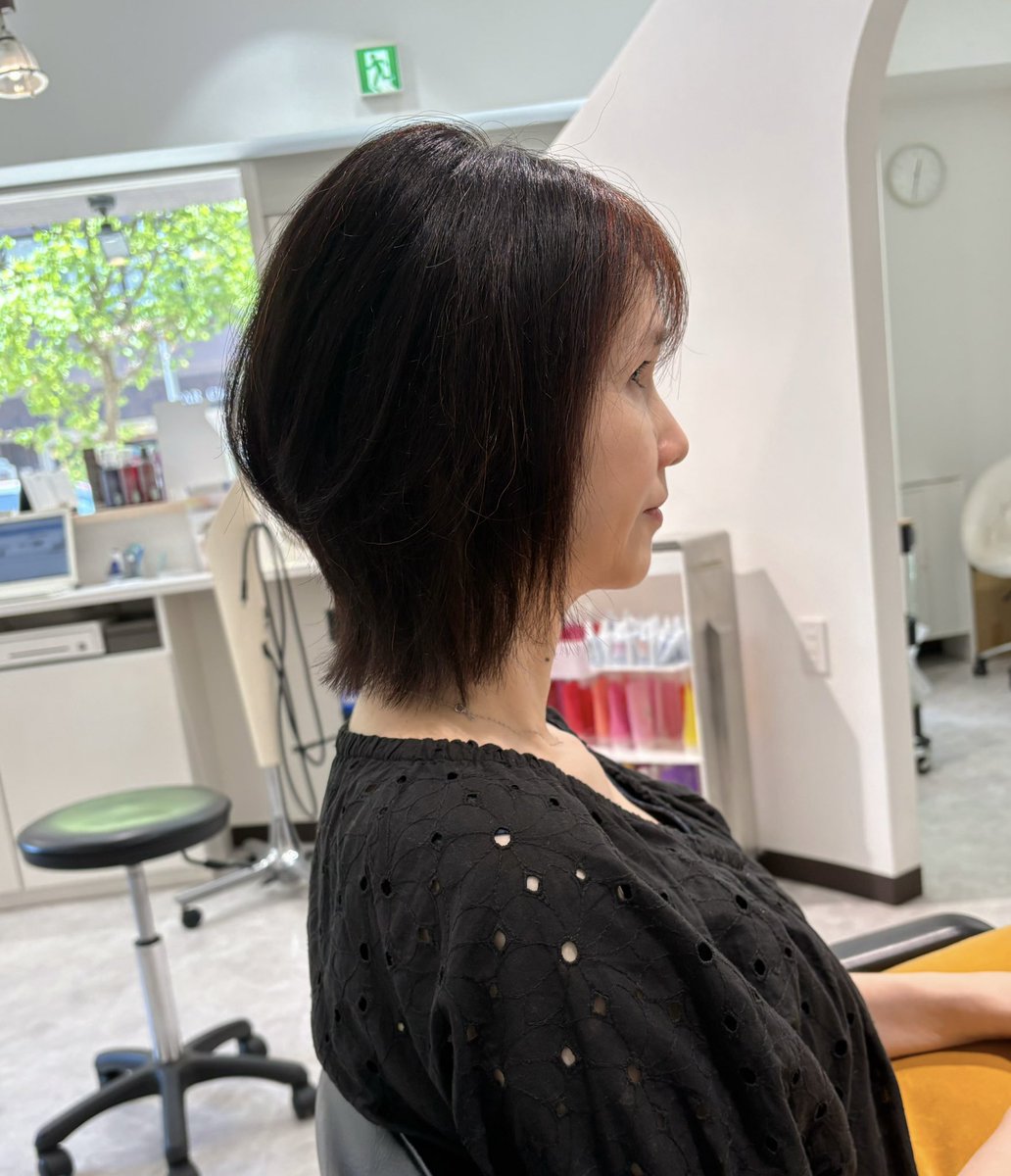 nanalog7's tweet photo. 暑���ね！みんな元気！？
髪を切ったよ！
また短くなった✂️
横顔は自信ないけど～(歳が出るよねぇえええ！)

ご無沙汰してますが、最近は
🌴不眠症になったり
🌴メロンの汁で喉荒らして1週間声出なくなったり
🌴胃が痛くてご飯あまり食べれなかったりするけど心配しないでね😹 https://t.co/6GQwdqHXUw