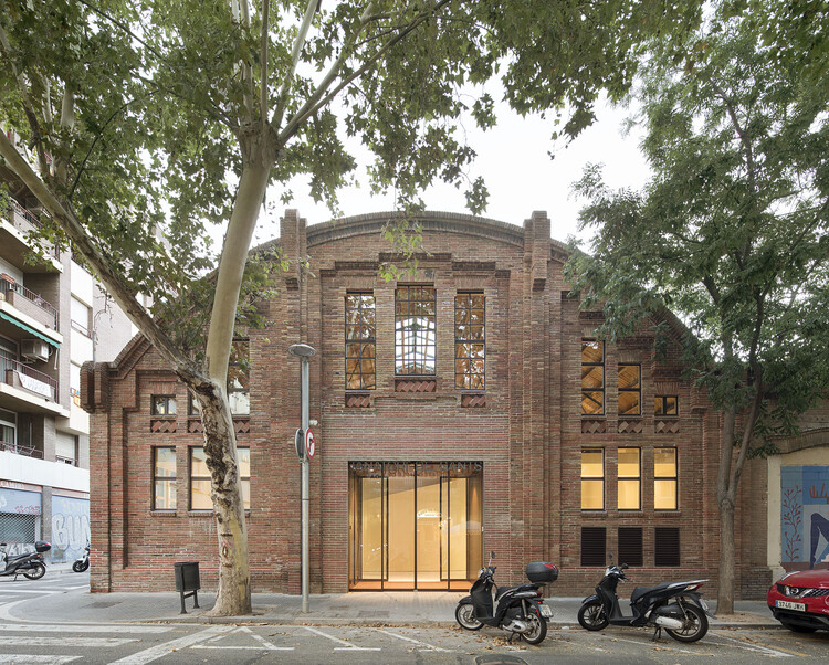 EspIndustrial's tweet photo. La fábrica Germans Climent de Barcelona (1925), reconvertida en un local de servicios fúnebres ⚰️¡Cualquier uso es compatible con la preservación del patrimonio industrial! https://t.co/42JFLNOIvB