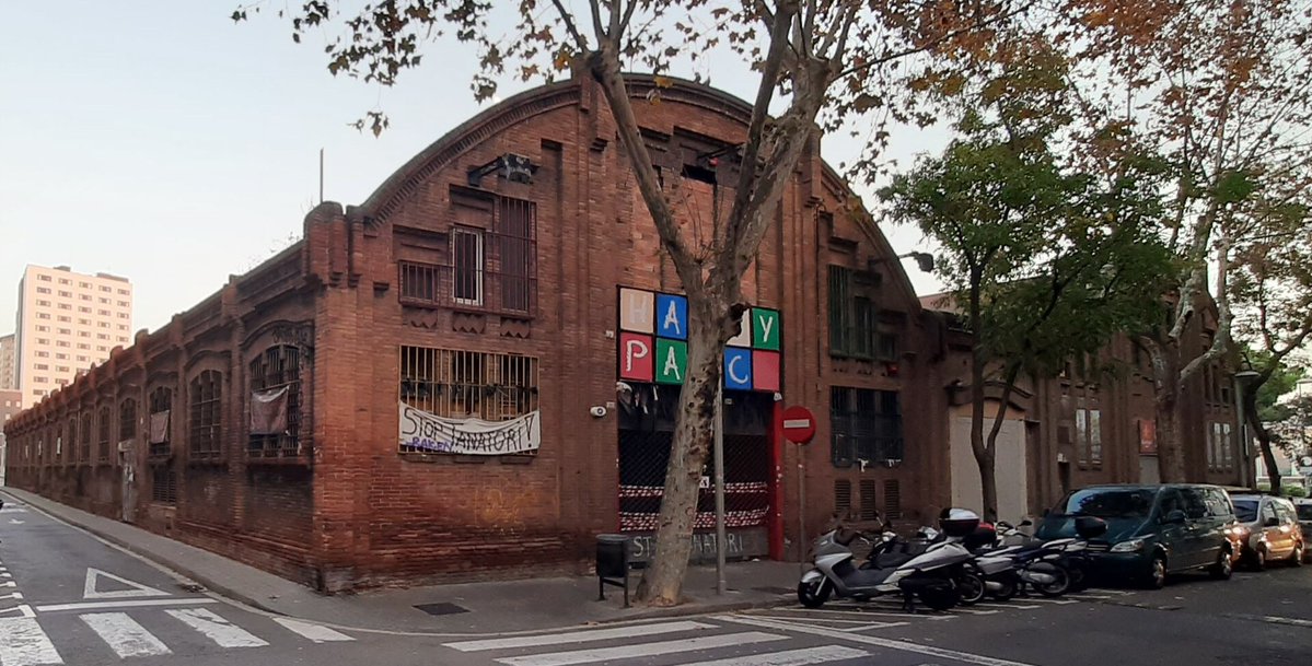 EspIndustrial's tweet photo. La fábrica Germans Climent de Barcelona (1925), reconvertida en un local de servicios fúnebres ⚰️¡Cualquier uso es compatible con la preservación del patrimonio industrial! https://t.co/42JFLNOIvB