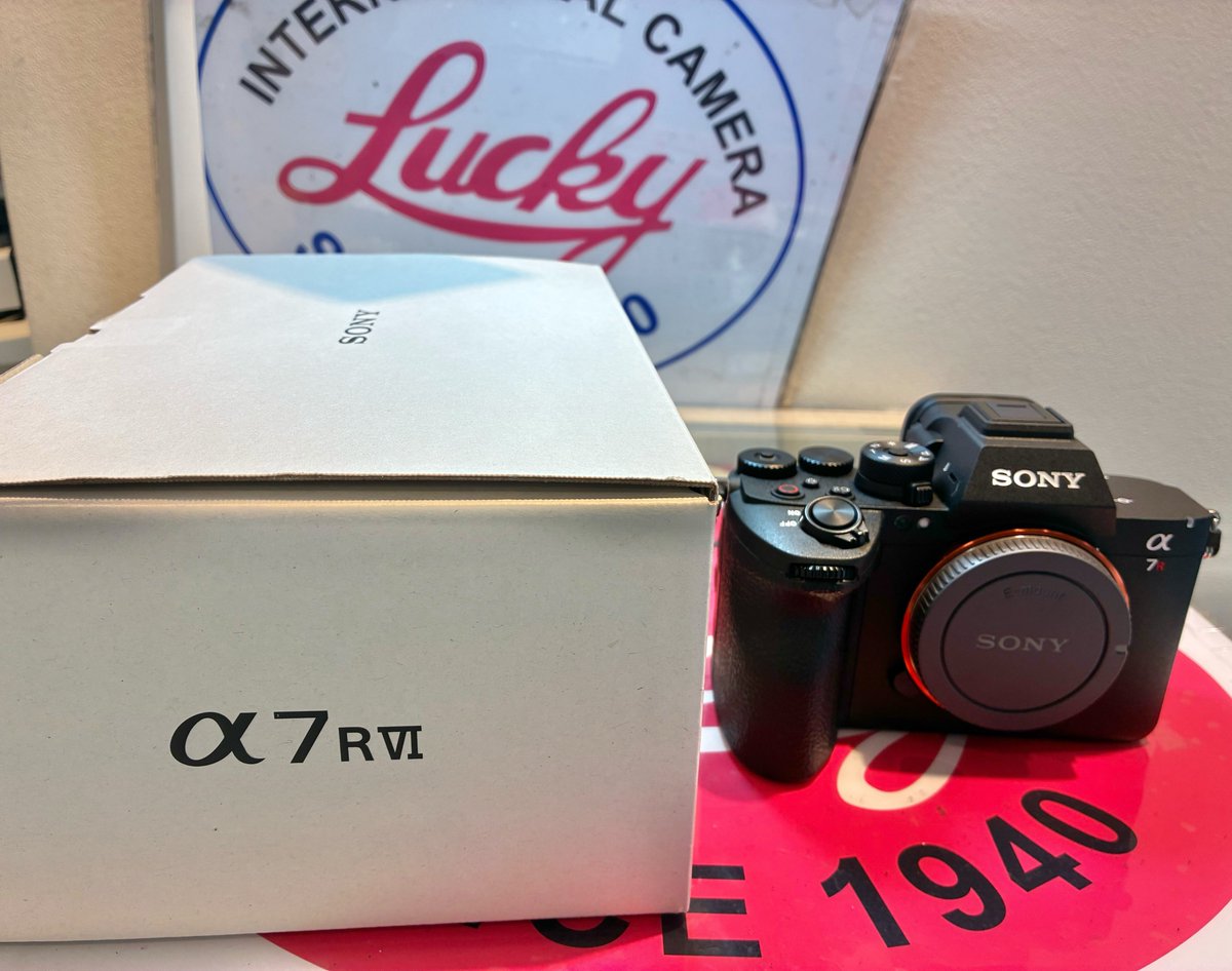 LuckyCameraShop's tweet photo. 【入荷商品】

発売したばかりの

SONY α7R VI (ILCE-7RM6)

が入ってきました！！

元箱付き、付属品完備、バッテリー、チャージャーも未使用の新品になります

在庫や状態についてはこちらへ

TEL 03-3354-7898

#ラッキーカメラ 
#LuckyCamera
#未使用
#中古
#α7RVI
#7RM6
#SONY
#Shinjuku https://t.co/QvMxxuP6BZ
