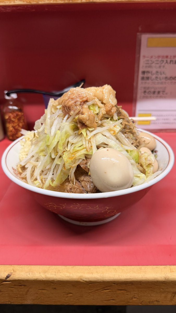 kintamario's tweet photo. ラーメン二郎環七一之江店にてぶた5枚入り大汁なし全部(ヤサイニンニクアブラカラメ魚粉)有料トッピング味付玉子生たまごうずらをいただきました！1週間ぶりの訪問！前回はデフォだったので今回は汁なし！汁なしも完璧に美味すぎる！訪問するたびに感動させてくれる極上の一杯を提供してくださり感謝！ https://t.co/kacCn77iCv