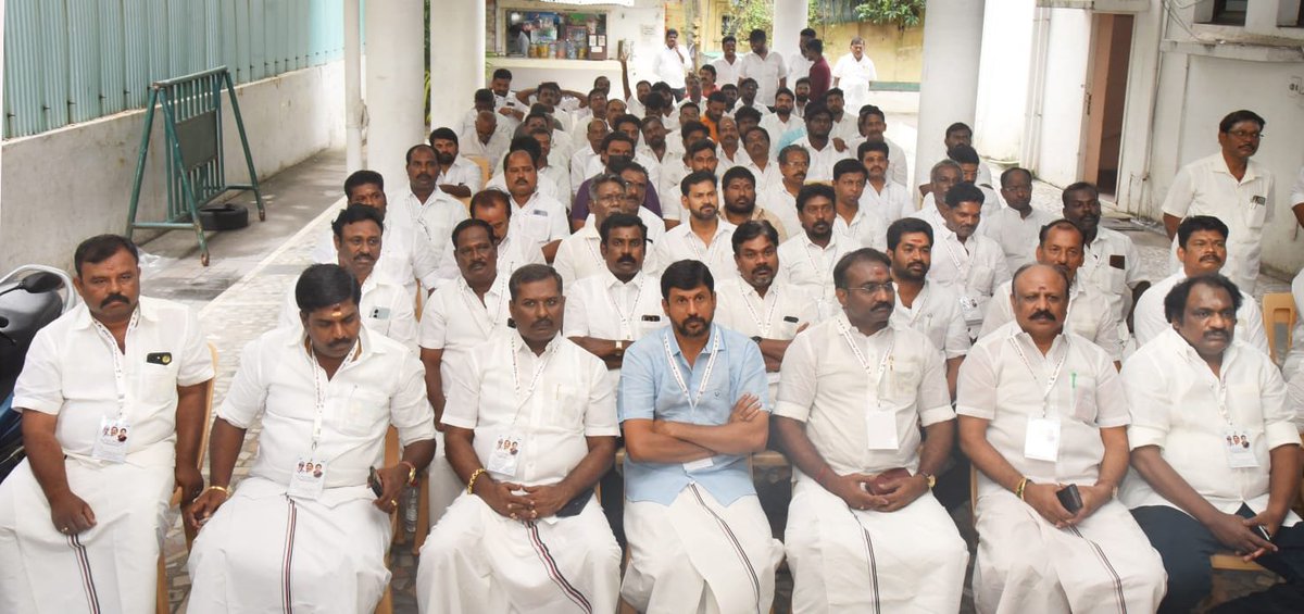 AIADMKOfficial's tweet photo. மாண்புமிகு கழகப் பொதுச்செயலாளர், புரட்சித் தமிழர் @EPSTamilNadu அவர்களின் ஆணைக்கிணங்க 

கழக எம்.ஜி.ஆர். இளைஞர் அணியின் மாநில மற்றும் மாவட்ட நிர்வாகிகள் ஆலோசனைக் கூட்டம், புரட்சித்தலைவர் எம்.ஜி.ஆர். மாளிகையில் நடைபெற்றது. https://t.co/hJ8JwPQ7LB