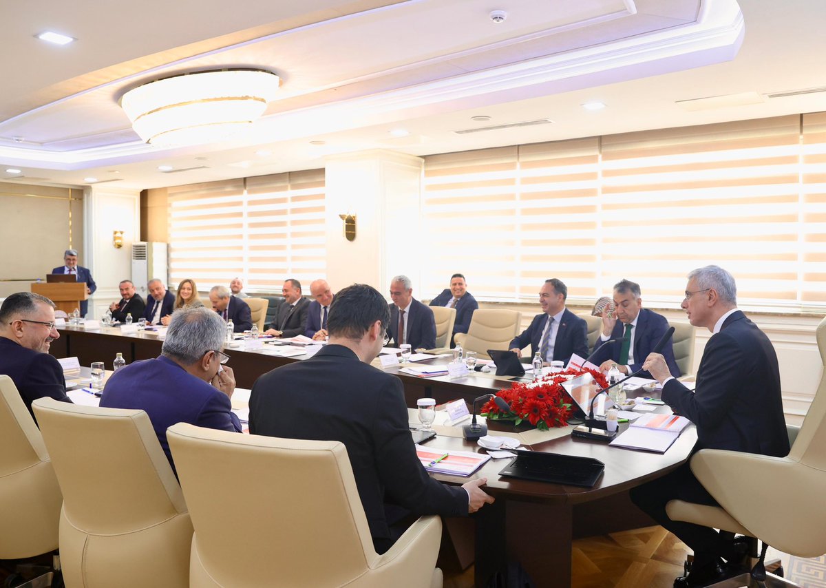 saglikbakanligi's tweet photo. Sağlık Bakanımız Prof. Dr. Kemal Memişoğlu başkanlığında Sağlıklı Türkiye Yüzyılı Karabük Sağlık Yöneticileri Toplantısı gerçekleştirildi.

Sağlık Bakanımız, ildeki sağlık yatırımları ve sağlık hizmetlerinin sunumuna ilişkin il yöneticilerinden bilgi aldı. https://t.co/FNgYfpHC4J