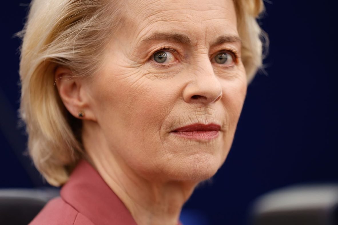 amisdelapatrie's tweet photo. 🚨VON DER LEYEN IMPOSE UNE CAMÉRA INFRA ROUGE BRAQUÉE SUR VOTRE VISAGE DANS TOUTE VOITURE NEUVE EN UE DEPUIS LE 7 JUILLET ! BIG BROTHER BRUXELLES VOUS SURVEILLE DÉSORMAIS EN PERMANENCE… UNE VRAIE DYSTOPIE ORWELLIENNE ! 

Depuis le 7 juillet 2026, toute voiture neuve, tout camion et tout bus vendu dans l’Union européenne est équipé d’une caméra infrarouge braquée sur le visage du conducteur.

Elle se rallume automatiquement si vous la coupez. Et personne ne dit où vont les images.
Que vous achetiez une Sandero, une 208 ou une Clio neuve… Ursula von der Leyen vous filme désormais en permanence dans votre propre voiture.

Et ce n’est même pas efficace pour la sécurité : le système déclenche des alertes incessantes dès que vous regardez le paysage, changez de musique ou jetez un œil aux enfants à l’arrière. Sur autoroute, cela devient irritant, voire dangereux.

Bientôt les caméras d’Ursula dans nos maisons ? On y arrive.
Sortons de cette UE totalitaire au plus vite !
Partagez massivement pour dénoncer cette folie !
#VonDerLeyenBigBrother #CameraVoitureUE #SurveillanceDeMasse #Frexit