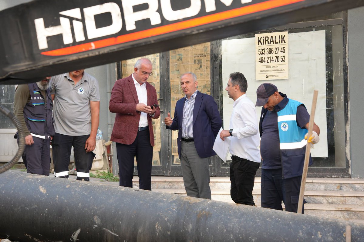 rahmimetin's tweet photo. Ziraat Yokuşu Su Hattında yürüttüğümüz yenileme çalışmalarını bugün yerinde inceleyerek teknik ekibimizden son durumu dinledim. Şehrimizin en önemli su aktarım hatlarından biri olan bu bölgede altyapımızı daha güvenli ve daha güçlü hale getirmek için çalışmalarımız kesintisiz sürüyor.