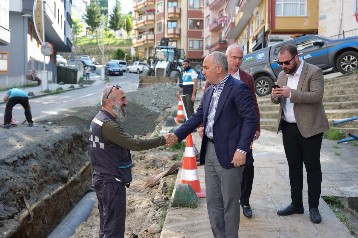 rahmimetin's tweet photo. Ziraat Yokuşu Su Hattında yürüttüğümüz yenileme çalışmalarını bugün yerinde inceleyerek teknik ekibimizden son durumu dinledim. Şehrimizin en önemli su aktarım hatlarından biri olan bu bölgede altyapımızı daha güvenli ve daha güçlü hale getirmek için çalışmalarımız kesintisiz sürüyor.