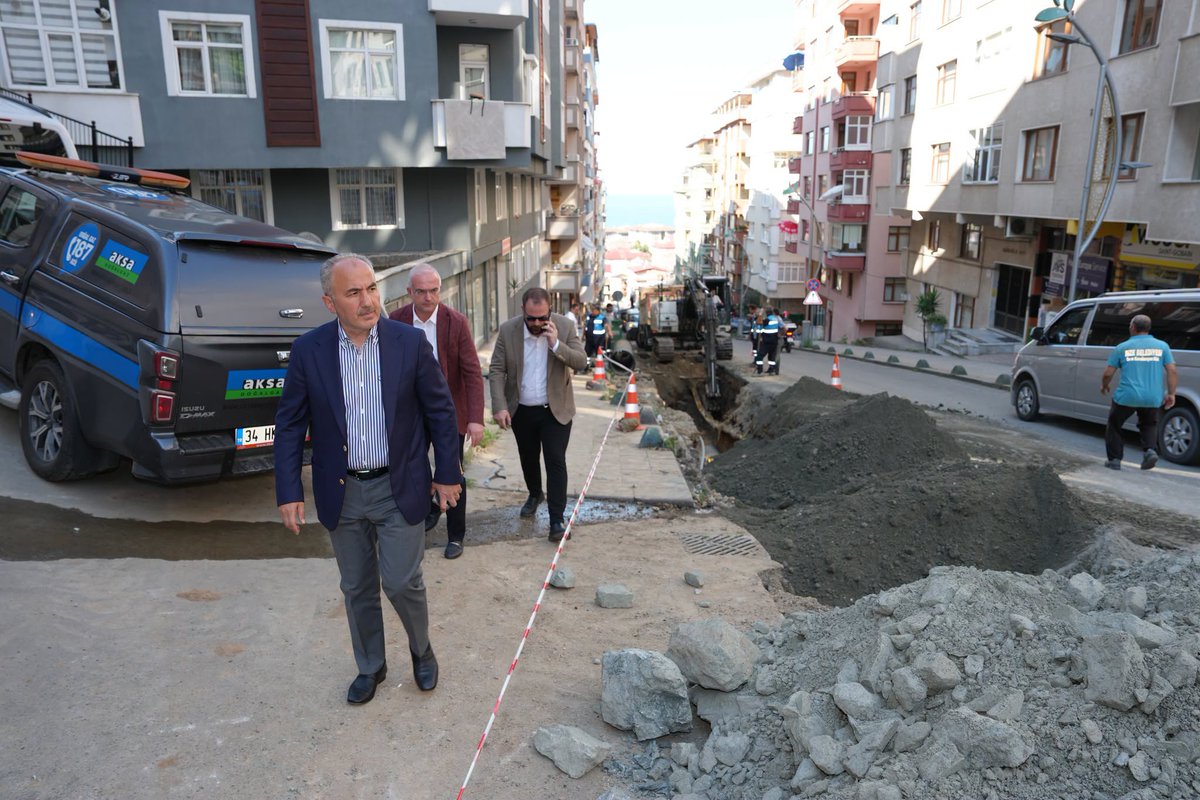 rahmimetin's tweet photo. Ziraat Yokuşu Su Hattında yürüttüğümüz yenileme çalışmalarını bugün yerinde inceleyerek teknik ekibimizden son durumu dinledim. Şehrimizin en önemli su aktarım hatlarından biri olan bu bölgede altyapımızı daha güvenli ve daha güçlü hale getirmek için çalışmalarımız kesintisiz sürüyor.