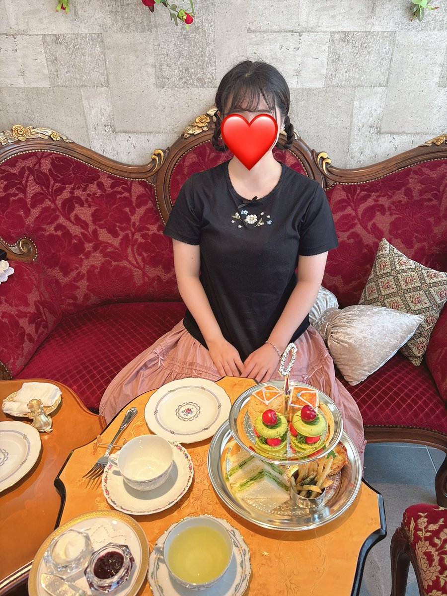 fermion999wave's tweet photo. 母のお下がりのピンクハウスを着て、一緒にアフタヌーンティーしてきた🫖 https://t.co/857hla5R4Z
