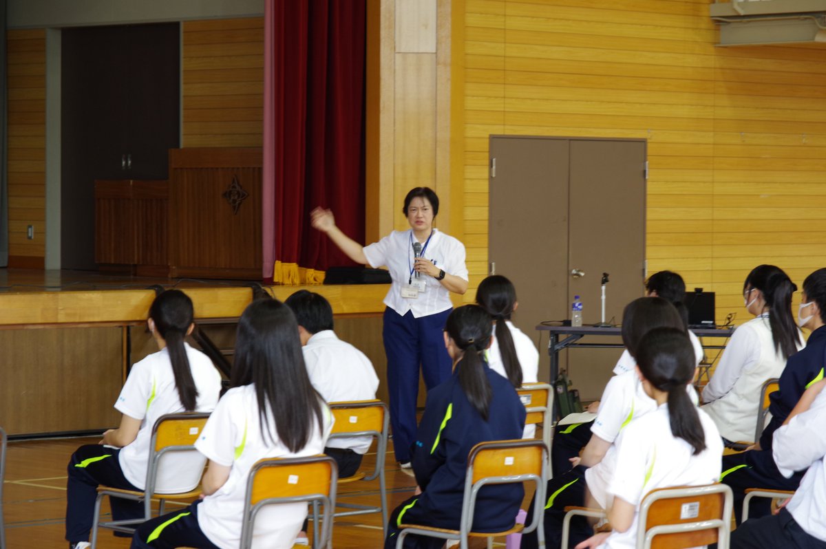 aratohighschool's tweet photo. 7月1日（水）に薬物乱用防止教室がありました。グラフやデータがわかりやすく、薬物の危険性がよくわかりました。
総合文化部パソコン班 https://t.co/1ttv3gN4eq