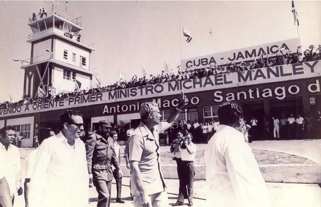 Ediangarcia88's tweet photo. 📅9 de julio de 1975 📸#FidelCastro recibe al Primer Ministro de Jamaica, Michael Manley en el Aeropuerto Internacional Antonio Maceo de Santiago de Cuba.
#100AñosConFidel #Cuba  #SomosContinuidad https://t.co/jTKY7mE4iw