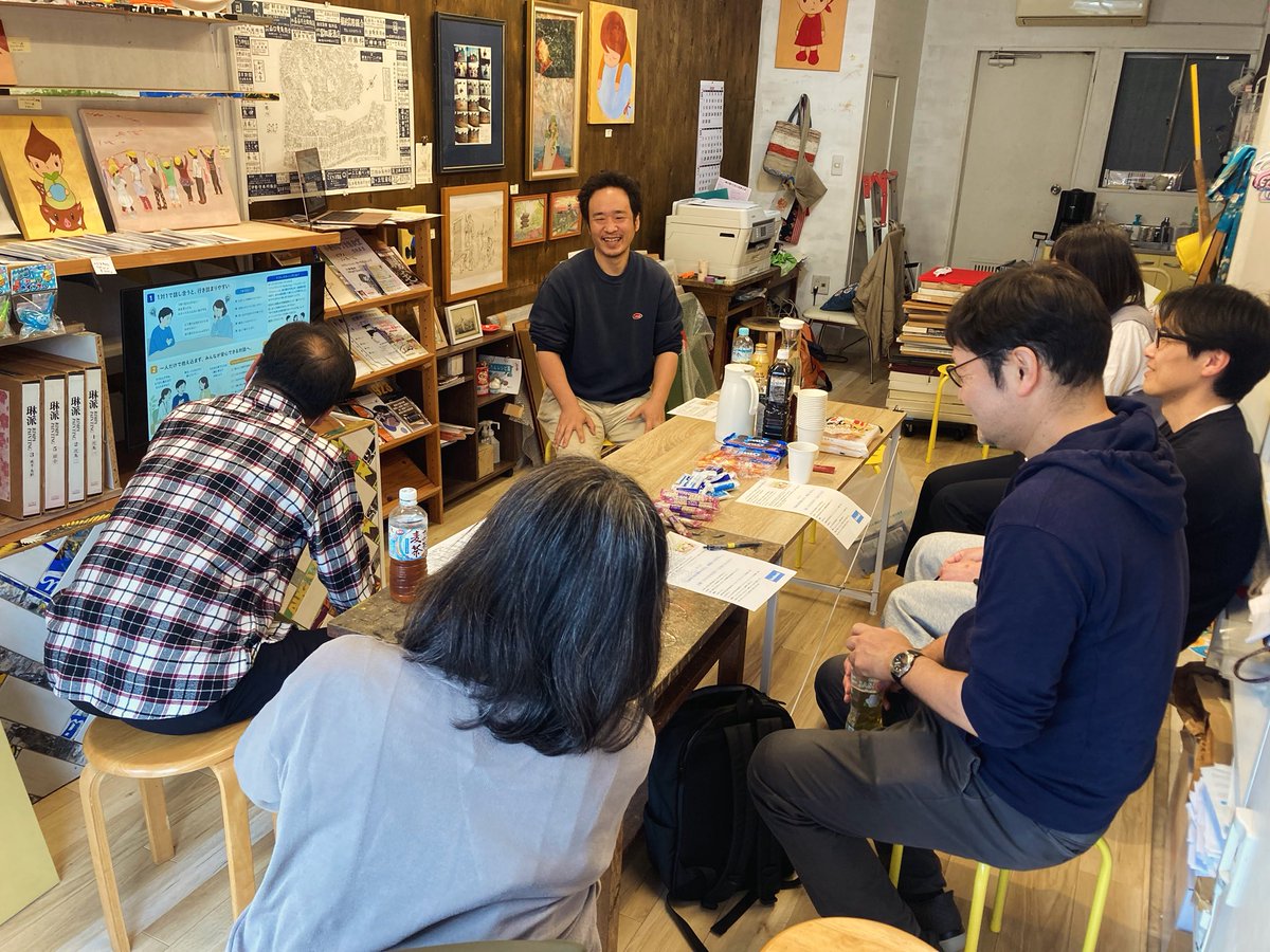tobiwoffice's tweet photo. 7月11日(土)14時〜16時まで「オープンダイヤローグ風もやもやおしゃべり会」を開催します。ナビゲーターは寿町でオープンダイヤローグを学び体験実践中の鶴見福司さんと原田真理さんです。参加費は貯金箱にお気持ちで。
#おしゃべり会 #オープンダイヤローグ #寿町 https://t.co/bhomCHO1lU