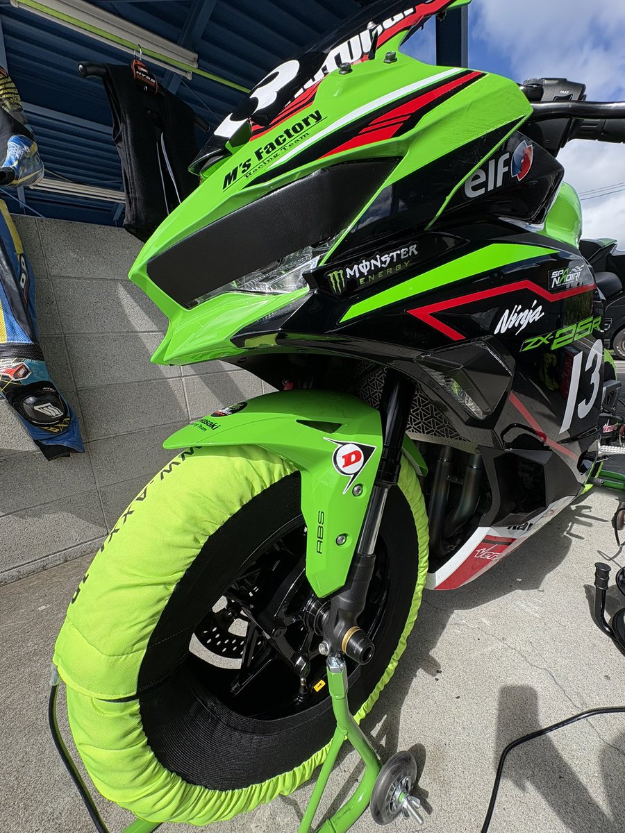 riechi____'s tweet photo. オートポリス以来。
2ヵ月走らんと怖くなるw
新しいグローブ。
size一緒やのにぜんぜん大きさ違うんですけど〜🤣
インナーグローブも使ってみた✨
着脱かなり楽。
そして外した後の爽快感パねぇ👍
今日もお付き合いいただきありがとうございますʅ（◞‿◟）ʃ
#スパ直入
#コソ練
#zx25r https://t.co/abtDEFshxH