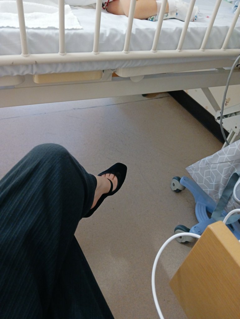 tamacomarket's tweet photo. 入院になりました
ヒトメタ＆肺炎ダブル
変な場所に点滴針さされて左腕が青紫にパンパンになって見てられんかった🥲頼むでまじで。謝罪もおざなりでほんとにもう頼みますわ
しっかり治そうね https://t.co/UohvzuFRkP