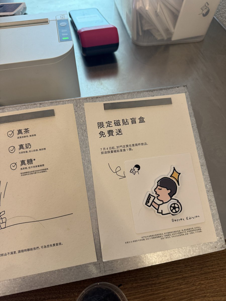 kinwithamy's tweet photo. มาบอกต่อเฉยๆค่ะ ช่วง #บอลโลก เหมือน Hey Tea หลายหลายประเทศจะมีแคมเปญนี้คือซื้อเครื่องดื่ม2แก้วได้จุ่ม Magnet ติดตู้เย็นประเทศที่เข้าร่วมแข่ง นี่เราได้ของ USA มา คือน่ารักมากกกก อยากได้ของประเทศอื่นๆอีก อันนี้เราจุ่มที่ #ฮ่องกง มาค่ะ ⚽️ https://t.co/ZUYmunZtm3