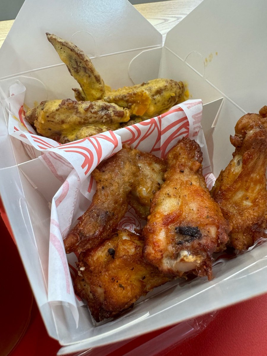 _duputren's tweet photo. Just had the most crispy buttermilk fried chicken at the new downtown bistro! Juicy inside, perfectly seasoned crust—will be back this weekend for more https://t.co/heWdQ64q7X
