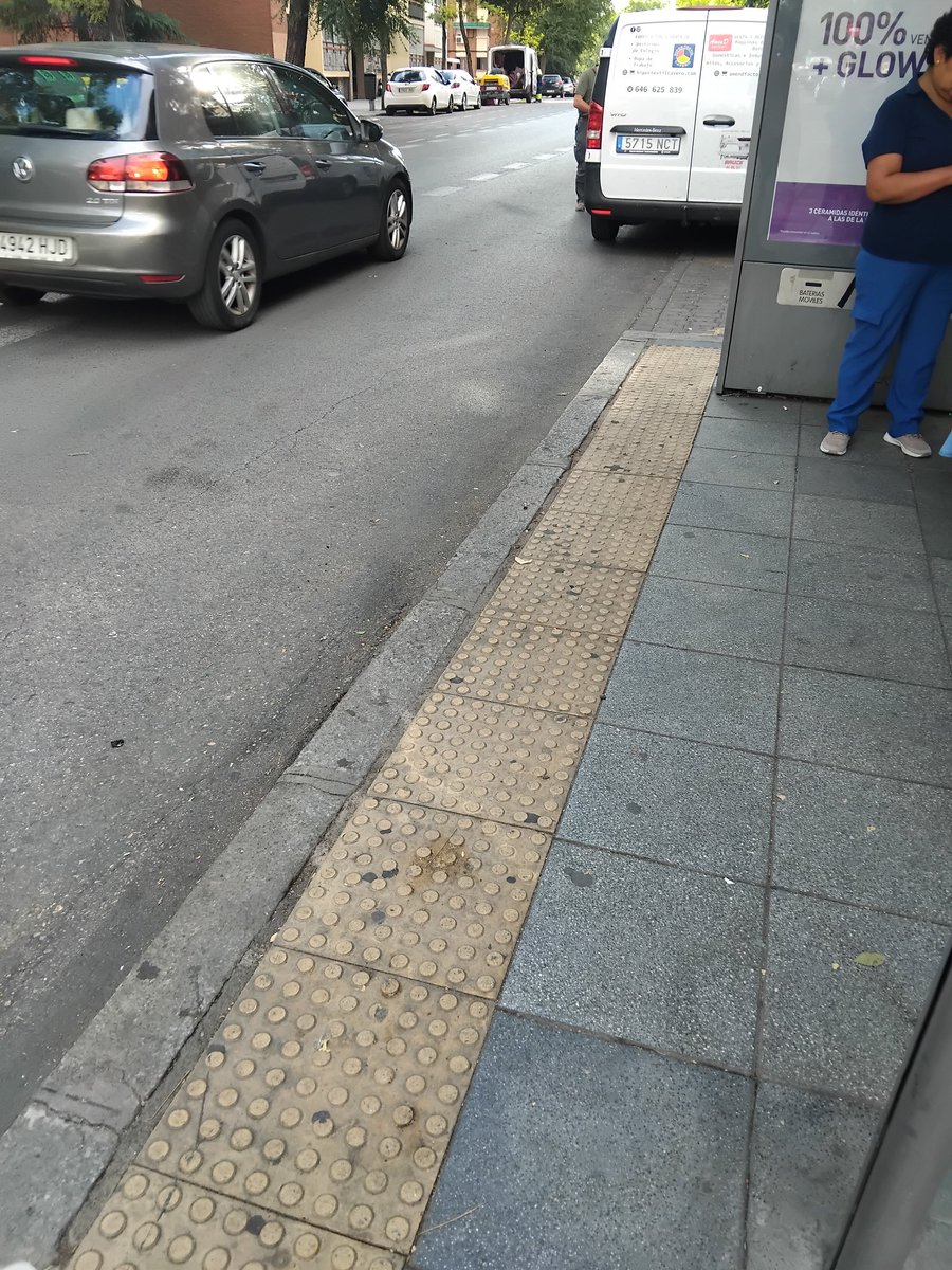 KaosMaria's tweet photo. Ésto lo tienen que hacer los barrenderos de @MADRID @AlmeidaPP_ @bcarabante y no una pobre mujer de la ONCE que está en su kiosko
Luego pediís el voto!! https://t.co/xj5bbBGsmh