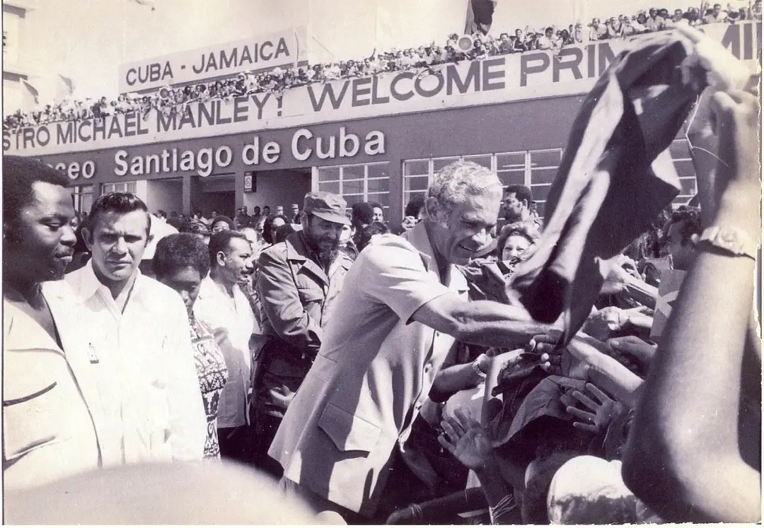 Ediangarcia88's tweet photo. 📅9 de julio de 1975 📸#FidelCastro recibe al Primer Ministro de Jamaica, Michael Manley en el Aeropuerto Internacional Antonio Maceo de Santiago de Cuba.
#100AñosConFidel #Cuba  #SomosContinuidad https://t.co/jTKY7mE4iw