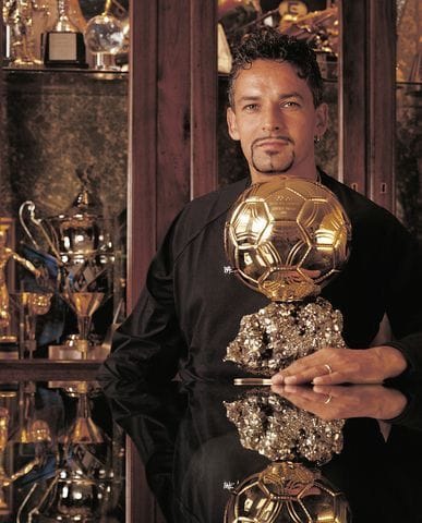 Noitedecopa's tweet photo. 🎙️🇧🇷 | Repórter (2026):

"Na sua visão, sendo um europeu, quem é o maior jogador da história do futebol? Na Europa, vocês também enxergam Pelé, Maradona e Messi como os três maiores da história?"

🎙️🇮🇹 | Roberto Baggio:

"É difícil... difícil, e até brutal, fazer um ranking, não é? (risos). Estamos falando da excelência absoluta do futebol. Esses três, obviamente, são os melhores.

Hoje eu respondo Messi, pela qualidade e por estar fazendo isso há 20 anos. Se eu tiver que escolher apenas um, é o Messi. Mas estamos falando de três jogadores que são infinitos."

📰 Charla podcast