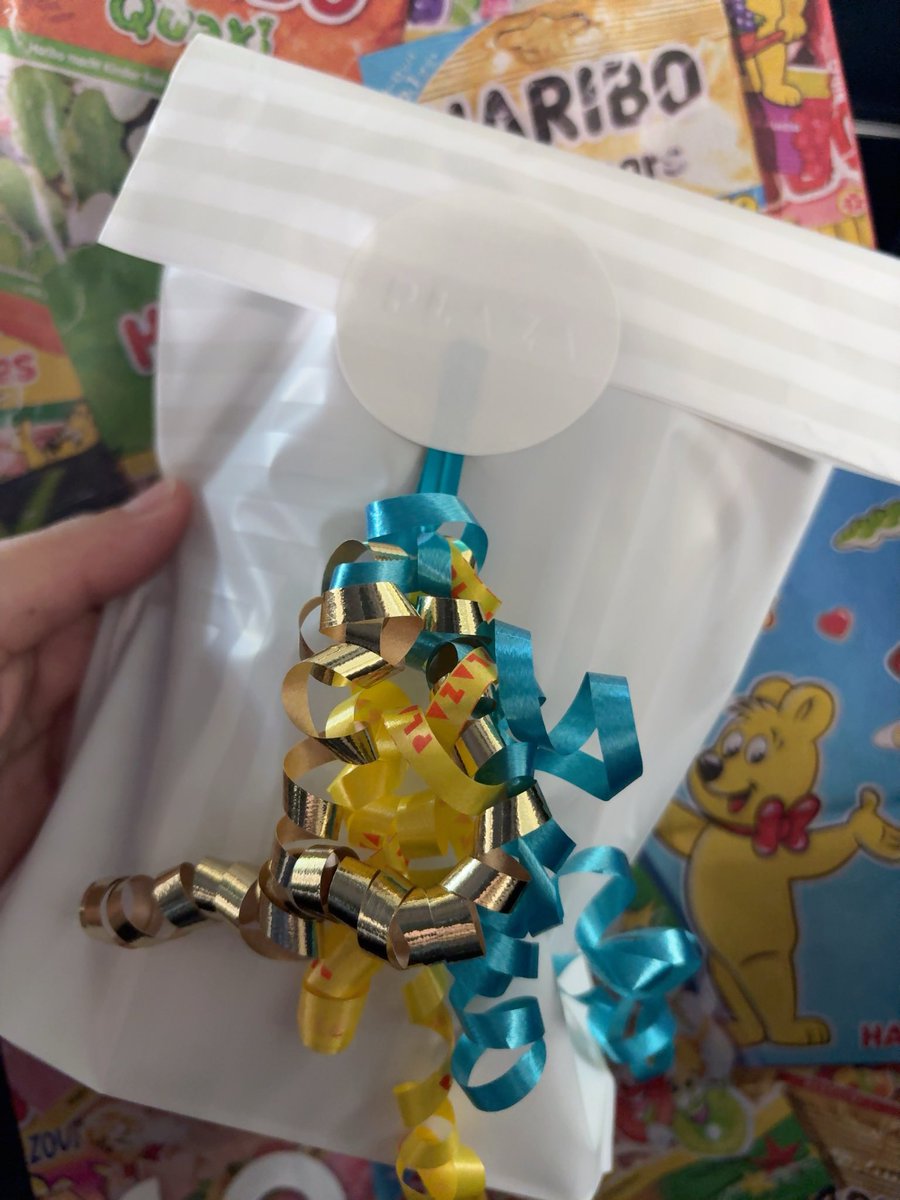 Megu72133151's tweet photo. お世話になった職場の先輩が移動になって一緒にお仕事するのも今日までらしいです。それを知り😮急遽お菓子のお返しを選んでいました。
スヌーピーのボールペンのセットにしました♫
移動先でも頑張って下さい😆

#お仕事
#スヌーピー
#お返し
#先輩 https://t.co/uMv3nkDkKE
