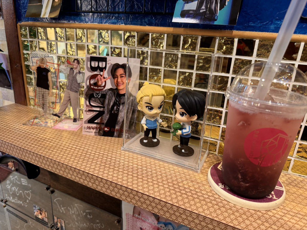 kohaku89bp's tweet photo. 茶房さんに行って来ました
平日だけど賑わってて
さすがBoun君の誕生日✨
2025,24,23年と日本FMの写真が飾られてて企画者様の愛を感じました
@ha_ru_bw  さん素敵な企画ありがとうございます🙏
偶然お話しして下さった🥦さんもありがとうございました🙇‍♀️

LETTER LOVE TO BOUN 
#BBSamSibEtYoungJaew https://t.co/ojPoF5jdwS