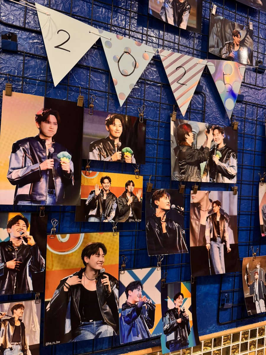 kohaku89bp's tweet photo. 茶房さんに行って来ました
平日だけど賑わってて
さすがBoun君の誕生日✨
2025,24,23年と日本FMの写真が飾られてて企画者様の愛を感じました
@ha_ru_bw  さん素敵な企画ありがとうございます🙏
偶然お話しして下さった🥦さんもありがとうございました🙇‍♀️

LETTER LOVE TO BOUN 
#BBSamSibEtYoungJaew https://t.co/ojPoF5jdwS
