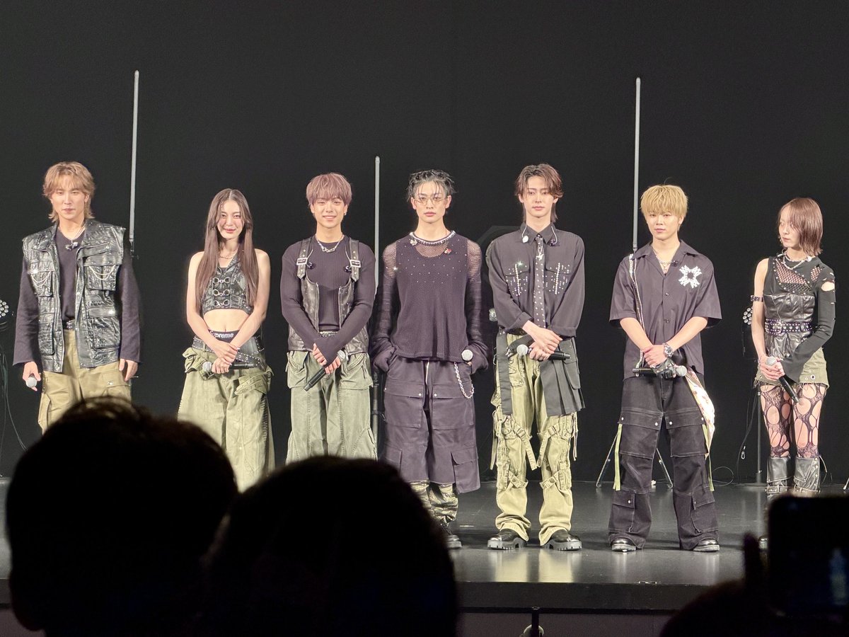 yamayan125's tweet photo. GENIC デジタルシングル「THE TIMES」
配信記念記者会見終了❤️

立ち見だけど、この前のライブより
近い位置だったから肉眼で拝めました💙

カメラ目線は狙えなかったけど
一眼OKだったので
推しの２ショット撮れた📸

#GENIC #増子敦貴 #雨宮翔
#THETIMES https://t.co/ronYiZeftt