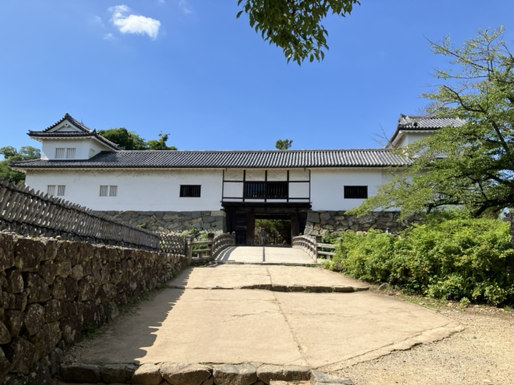hikone_castle's tweet photo. 7月10日㊎の彦根城🏯
梅雨明けとともに、本格的な夏がやってきました☀️
彦根城に特別住民票を持つひこにゃんも、暑さ対策のため、7月13日㊊から9月30日㊌まで、13時30分からの登場場所はこれまでの天守前広場ではなく、重文「天秤櫓」内に登場します😻
なお、雨天時も天秤櫓内での登場となります🥰 https://t.co/3h4Z9w3qpV