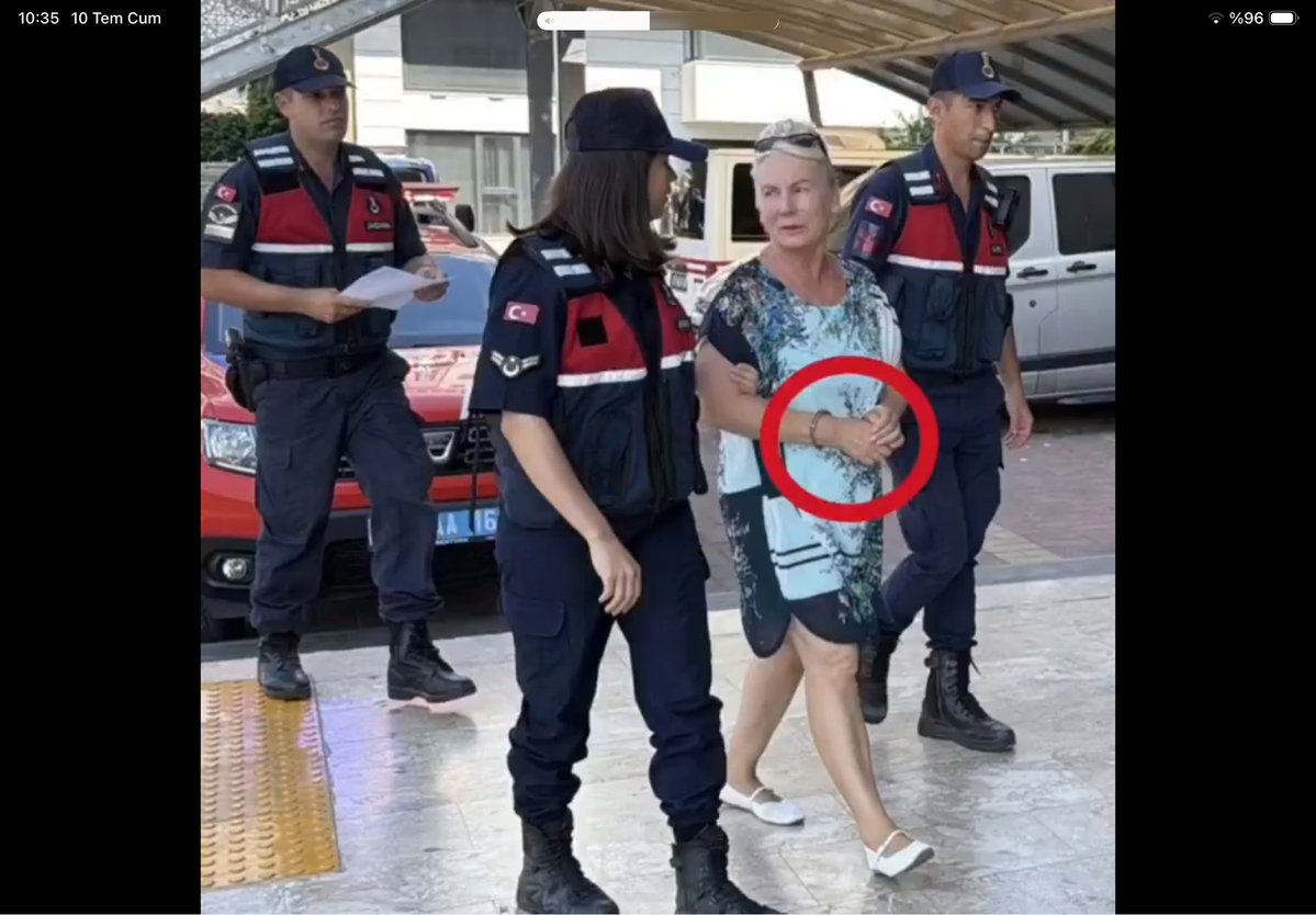 yenisafakyazari's tweet photo. Antalya Alanya’da 13 yaşındaki bir kız çocuğunun haşema giydiği için havuza girmesini engelleyen Rus uyruklu site yöneticisi tutuklandı.

Babasının çiftliği zannetmiş Antalya’yı!
Burasının Ukrayna olmadığını anlamıştır, umarım. https://t.co/1YBLiylDf2
