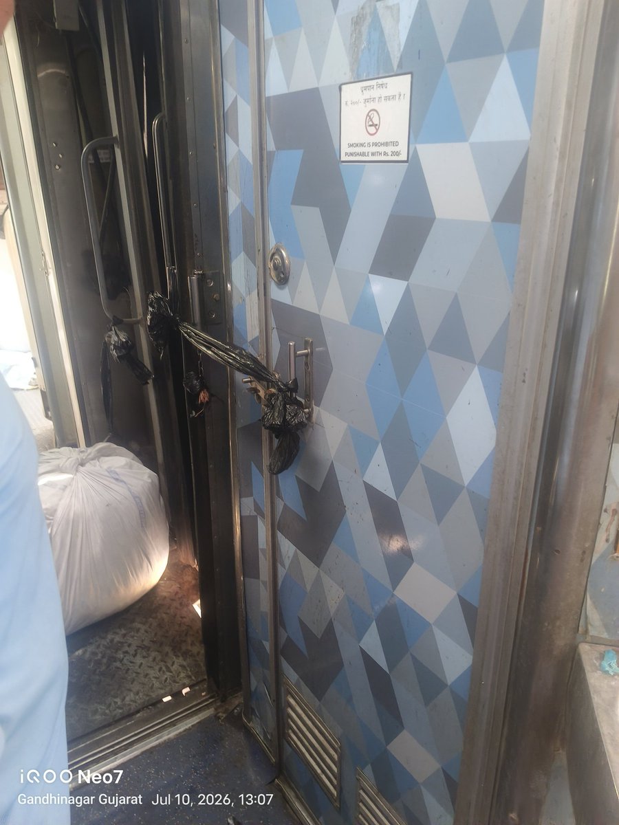 jdraval122's tweet photo. @RailwaySeva @drmadiwr After Full Journey No solutions Same As train Start. https://t.co/DzbESvN5aV