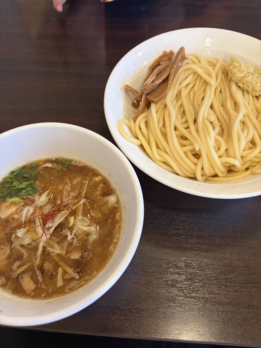 rekusou's tweet photo. らーめんONE
つけ麺（🫚）
冷し油そば（🦐）食いてぇ言うから、そもそもはｵﾚがきたくて誘導した。
美味えねぇ、ｻｲｺｰ
GOODﾀﾞｲﾐﾝｸﾞでｽｰｯと座れ後続ｿﾞｸｿﾞｸ相変わらず人気店。ﾏﾖﾁｬｰ丼なくなった？🤔
極太ﾑｯﾁﾘ麺今日もエロいｻｲｺｰ https://t.co/bDarsJc9LH