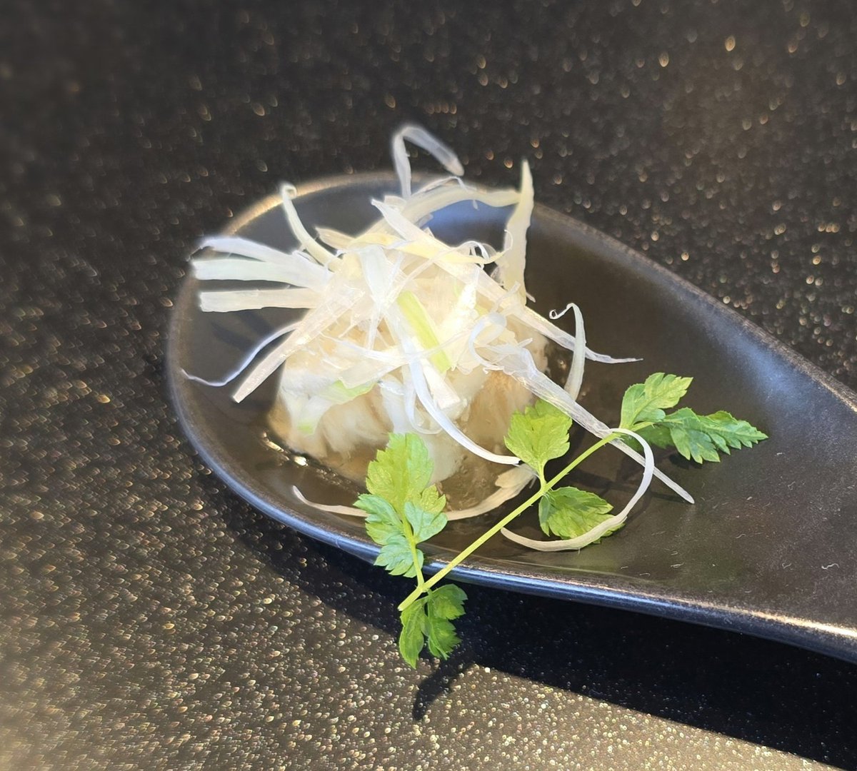 PenguinInNY's tweet photo. JAL 　Fラウンジ(成田)
メニューが一新されてました🙂

1: 鯛の煮凝り
2: 揚げ茄子とオクラのサクラうどん - 桜🌸の香り
3: 紅富士の冷製 キウイソース
4: サルティンボッカ

続
言い訳ですが、一つ一つは少量です😅 https://t.co/3iJRq4k6LN