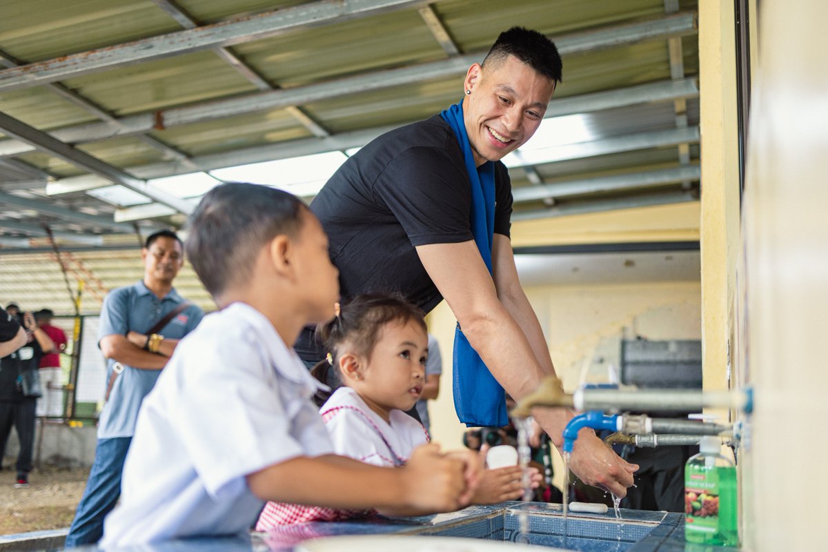 unicefphils's tweet photo. 🏀 UNICEF Ambassador Jeremy Lin met with children and young people in the 🇵🇭, learning from their experiences and seeing how communities are coming together to support nutrition, education, mental health and more #ForEveryChild💙

🔗 https://t.co/iIxVKYvPMy

@UNICEFUSA @JLin7 https://t.co/ZlhHRkz7en