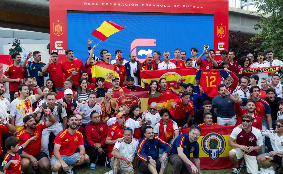 rfef's tweet photo. 📸 La @rfef homenajea a las peñas de la @SEFutbol en 𝗖𝗮𝘀𝗮 𝗘𝘀𝗽𝗮𝗻̃𝗮 Los Ángeles.

🇪🇸 Rafael Louzán ha entregado sendas camisetas conmemorativas a los representantes de @marearojafans y Furia Española.

🔗 https://t.co/qC9eMedmei

#VamosEspaña | #CopaMundialFIFA https://t.co/f77RC5IuWM