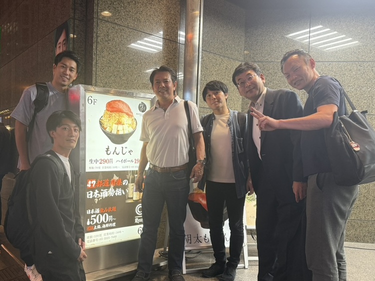 teaml_official's tweet photo. 【部門会議を開催しました！】

株式会社チームエルでは、定期的に各部門ごとの会議を行っています。

今回の会議では、それぞれの部門が今後の目標や取り組みについて話し合う時間があります。会議には社長も参加します。
社長からは一つひとつの内容に対して具体的なアドバイスやレビューがあり、「もっと良くするにはどうすればいいか」を全員で考える貴重な時間となりました。

チームエルの魅力の一つは、社長との距離が近いことです。役職や年齢に関係なく、自分の考えやアイデアを直接伝えられる環境があり、一人ひとりの声を大切にしています。

会議終了後は、社長も参加して食事会を開催。仕事の話だけでなく、普段は話せないことも気軽に話せる時間となりました。

これからも「話しやすい」「挑戦しやすい」職場づくりを大切にしながら、お客様へより良いサービスをお届けしていきます！

#チームエル #コンサルティング #TEAML #コンサルタント #中途採用 #人材採用 #転職 #求人 #会社紹介 #若手社員 #中途採用募集
