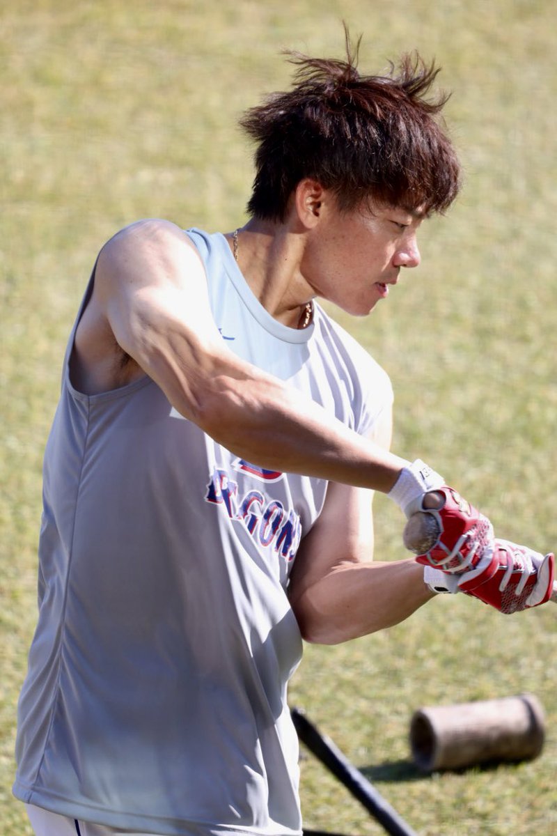 kapikapiko8's tweet photo. 迷って迷って迷ってGタウンスタジアムへ来ちゃった
大島くんが逞しい腕を惜しげも無く出して練習してた！
大島くんのノースリは貴重だ！
かっこいい！筋肉も素晴らしい！
来てよかった😭
試合でもヒット見せてね🙏 https://t.co/ehzBd9DTe3