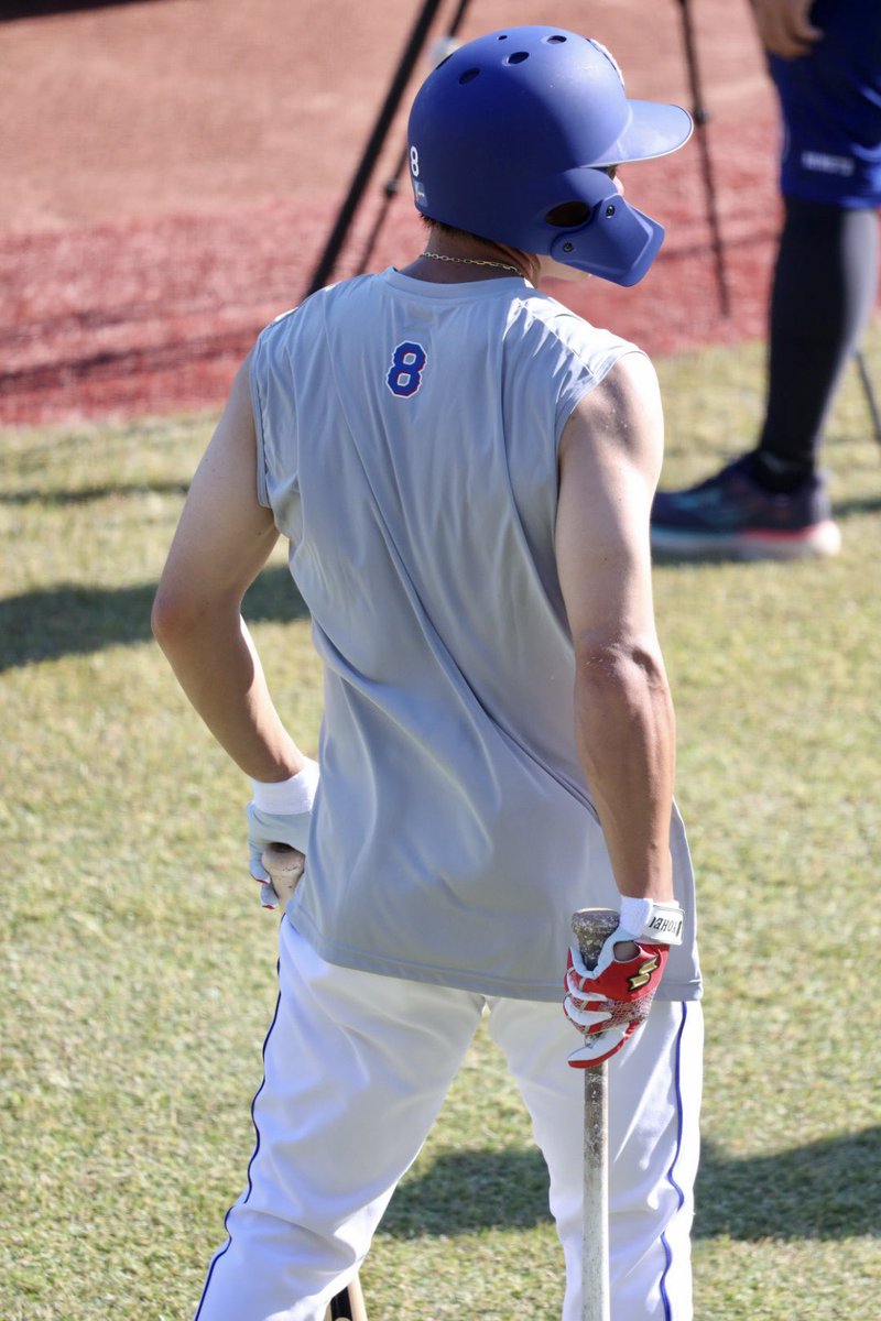 kapikapiko8's tweet photo. 迷って迷って迷ってGタウンスタジアムへ来ちゃった
大島くんが逞しい腕を惜しげも無く出して練習してた！
大島くんのノースリは貴重だ！
かっこいい！筋肉も素晴らしい！
来てよかった😭
試合でもヒット見せてね🙏 https://t.co/ehzBd9DTe3