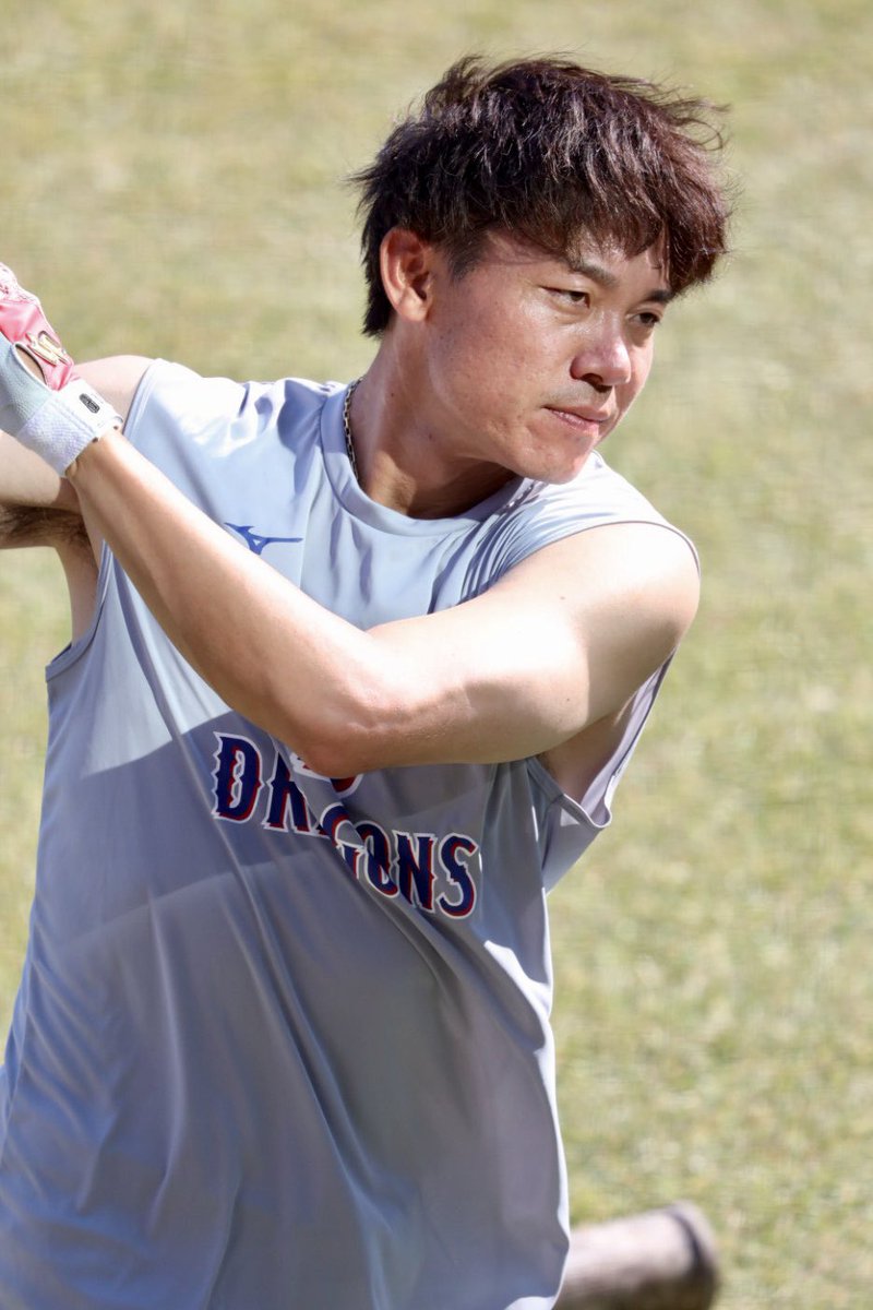 kapikapiko8's tweet photo. 迷って迷って迷ってGタウンスタジアムへ来ちゃった
大島くんが逞しい腕を惜しげも無く出して練習してた！
大島くんのノースリは貴重だ！
かっこいい！筋肉も素晴らしい！
来てよかった😭
試合でもヒット見せてね🙏 https://t.co/ehzBd9DTe3